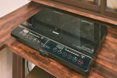 a radio sitting on top of a wooden table at \u548c\u6c23\u4f1a\u3005\u66f3\u821f Wakiaiai Hikihune in Tokyo