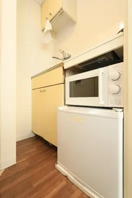 a microwave oven sitting on top of a refrigerator at UT Apart Ikebukuro \u6c60\u888b\u99c5\u5f92\u6b6910\u5206 in Tokyo