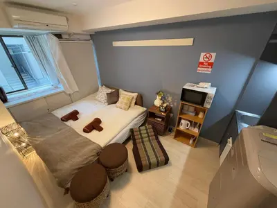 a small bedroom with a bed and a television at Bali Haven Yotsuya \u30d0\u30ea\u306e\u96a0\u308c\u5bb6 \u56db\u8c37\u99c5\u5f92\u6b697\u5206\u30c0\u30d6\u30eb\u30d9\u30c3\u30c81R in Tokyo
