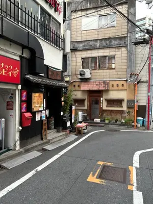an empty street in an asian city with buildings at Bali Haven Yotsuya \u30d0\u30ea\u306e\u96a0\u308c\u5bb6 \u56db\u8c37\u99c5\u5f92\u6b697\u5206\u30c0\u30d6\u30eb\u30d9\u30c3\u30c81R in Tokyo
