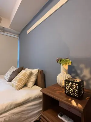 a bedroom with a bed and a table with a vase on it at Bali Haven Yotsuya \u30d0\u30ea\u306e\u96a0\u308c\u5bb6 \u56db\u8c37\u99c5\u5f92\u6b697\u5206\u30c0\u30d6\u30eb\u30d9\u30c3\u30c81R in Tokyo