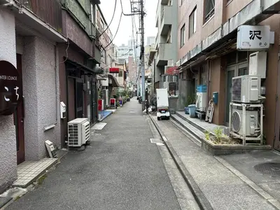 an empty street in an asian city with buildings at Bali Haven Yotsuya \u30d0\u30ea\u306e\u96a0\u308c\u5bb6 \u56db\u8c37\u99c5\u5f92\u6b697\u5206\u30c0\u30d6\u30eb\u30d9\u30c3\u30c81R in Tokyo