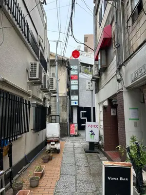 a narrow alley with a sign on the side of a building at Bali Haven Yotsuya \u30d0\u30ea\u306e\u96a0\u308c\u5bb6 \u56db\u8c37\u99c5\u5f92\u6b697\u5206\u30c0\u30d6\u30eb\u30d9\u30c3\u30c81R in Tokyo