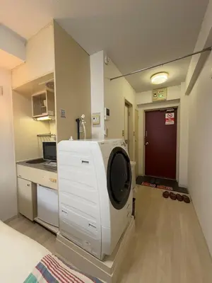 a room with a washing machine in a room at Shinjuku Yotsuya Sanchome Station 7-minute walk Hawaiian Twin Bed Charm Room 1R in Tokyo