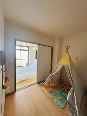 a room with a tent with a bed in it at \u4e0a\u91ce\u5708\u5f92\u6b65\u516c\u5bd3\u578b\u9152\u5e97 \u4e0b\u8c37\u99c5\u304b\u3089\u5f92\u6b653\u5206 in Tokyo