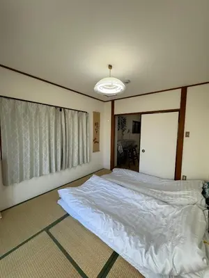 a bedroom with a large white bed in it at \u4e0a\u91ce\u5708\u5f92\u6b65\u516c\u5bd3\u578b\u9152\u5e97 \u4e0b\u8c37\u99c5\u304b\u3089\u5f92\u6b653\u5206 in Tokyo
