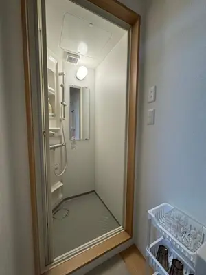 a bathroom with a glass door to a refrigerator at \u4e0a\u91ce\u5708\u5f92\u6b65\u516c\u5bd3\u578b\u9152\u5e97 \u4e0b\u8c37\u99c5\u304b\u3089\u5f92\u6b653\u5206 in Tokyo
