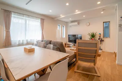a dining room and living room with a table and chairs at \u5168\u65b0\u4e09\u4e4b\u8f6e\u4e00\u6237\u5efab\u680b in Tokyo