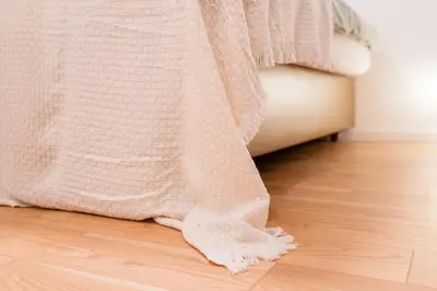 a blanket laying on the floor next to a bed at \u5168\u65b0\u4e09\u4e4b\u8f6e\u4e00\u6237\u5efab\u680b in Tokyo