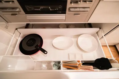 a kitchen with white plates and a stove at \u5168\u65b0\u4e09\u4e4b\u8f6e\u4e00\u6237\u5efab\u680b in Tokyo