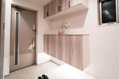a hallway with a wooden door in a house at \u5168\u65b0\u4e09\u4e4b\u8f6e\u4e00\u6237\u5efab\u680b in Tokyo