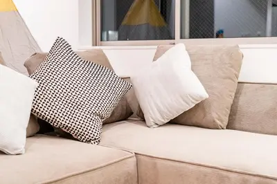 a couch with pillows on it in a living room at \u5168\u65b0\u4e09\u4e4b\u8f6e\u4e00\u6237\u5efab\u680b in Tokyo