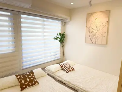 a bedroom with a bed and a window at Shibuya\u73b0\u4ee3\u548c\u5f0f\u98ce\u683c-\u6e0b\u8c37\u5f92\u6b654min-\u65b0\u5bbf\u516d\u672c\u6728\u4e0a\u91ce\u76f4\u8fbe-New Open Max6P in Tokyo