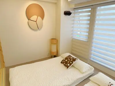 a small bedroom with a bed and a window at Shibuya\u73b0\u4ee3\u548c\u5f0f\u98ce\u683c-\u6e0b\u8c37\u5f92\u6b654min-\u65b0\u5bbf\u516d\u672c\u6728\u4e0a\u91ce\u76f4\u8fbe-New Open Max6P in Tokyo