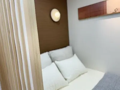 a room with a couch with white pillows at Shibuya\u73b0\u4ee3\u548c\u5f0f\u98ce\u683c-\u6e0b\u8c37\u5f92\u6b654min-\u65b0\u5bbf\u516d\u672c\u6728\u4e0a\u91ce\u76f4\u8fbe-New Open Max6P in Tokyo
