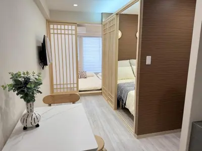 a small room with a table and a bedroom at Shibuya\u73b0\u4ee3\u548c\u5f0f\u98ce\u683c-\u6e0b\u8c37\u5f92\u6b654min-\u65b0\u5bbf\u516d\u672c\u6728\u4e0a\u91ce\u76f4\u8fbe-New Open Max6P in Tokyo