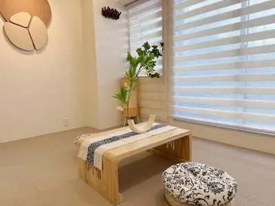 a room with a wooden bench and a window at Shibuya\u73b0\u4ee3\u548c\u5f0f\u98ce\u683c-\u6e0b\u8c37\u5f92\u6b654min-\u65b0\u5bbf\u516d\u672c\u6728\u4e0a\u91ce\u76f4\u8fbe-New Open Max6P in Tokyo