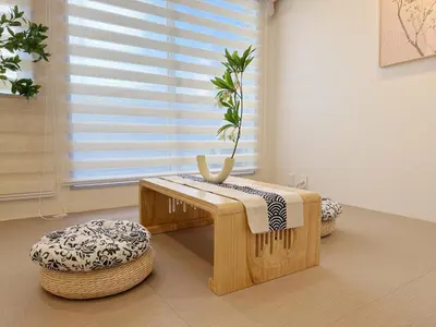 a plant sitting on a wooden bench in front of a window at Shibuya\u73b0\u4ee3\u548c\u5f0f\u98ce\u683c-\u6e0b\u8c37\u5f92\u6b654min-\u65b0\u5bbf\u516d\u672c\u6728\u4e0a\u91ce\u76f4\u8fbe-New Open Max6P in Tokyo