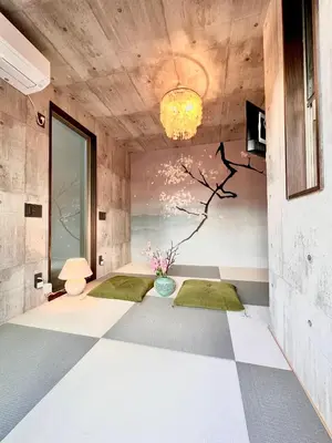 a room with a tree mural on the wall at Dragon\u4e09\u5c42\u522b\u5885 \u65b0\u5bbf \u6da9\u8c37 \u4e0a\u91ce\u5546\u5708 \u5c71\u624b\u7ebf\u8f66\u7ad98\u5206\u949f \u4ea4\u901a\u4fbf\u5229 in Tokyo