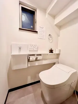 a bathroom with a white toilet and a window at Dragon\u4e09\u5c42\u522b\u5885 \u65b0\u5bbf \u6da9\u8c37 \u4e0a\u91ce\u5546\u5708 \u5c71\u624b\u7ebf\u8f66\u7ad98\u5206\u949f \u4ea4\u901a\u4fbf\u5229 in Tokyo
