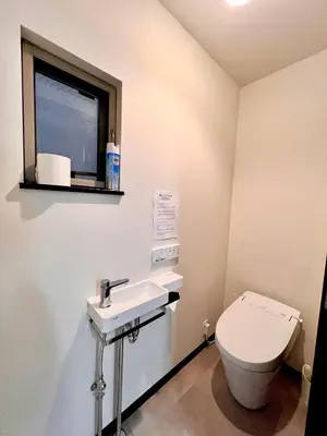 a bathroom with a toilet and a sink and a window at Dragon\u4e09\u5c42\u522b\u5885 \u65b0\u5bbf \u6da9\u8c37 \u4e0a\u91ce\u5546\u5708 \u5c71\u624b\u7ebf\u8f66\u7ad98\u5206\u949f \u4ea4\u901a\u4fbf\u5229 in Tokyo