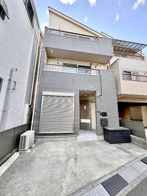 a building with a garage door and a parking lot at Dragon\u4e09\u5c42\u522b\u5885 \u65b0\u5bbf \u6da9\u8c37 \u4e0a\u91ce\u5546\u5708 \u5c71\u624b\u7ebf\u8f66\u7ad98\u5206\u949f \u4ea4\u901a\u4fbf\u5229 in Tokyo