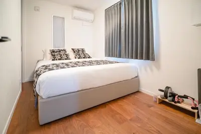 a bedroom with a bed and a window at \u5168\u65b0\u4e09\u4e4b\u8f6e\u8c6a\u534e\u4e00\u6237\u5efaa\u680b in Tokyo