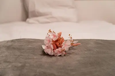a bunch of pink flowers sitting on top of a bed at \u5168\u65b0\u4e09\u4e4b\u8f6e\u8c6a\u534e\u4e00\u6237\u5efaa\u680b in Tokyo