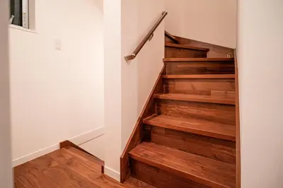 a staircase with wood floors and white walls at \u5168\u65b0\u4e09\u4e4b\u8f6e\u8c6a\u534e\u4e00\u6237\u5efaa\u680b in Tokyo