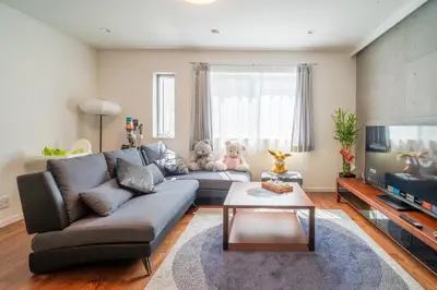 a living room with a couch with two teddy bears on it at \u5168\u65b0\u4e09\u4e4b\u8f6e\u8c6a\u534e\u4e00\u6237\u5efaa\u680b in Tokyo