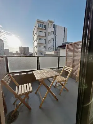 a table and two chairs on a balcony at \u6d45\u8349\u30b9\u30ab\u30a4\u30ac\u30fc\u30c7\u30f3\u30db\u30c6\u30eb in Tokyo