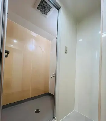 a shower with a glass door in a bathroom at YFhouse\u6c60\u888bikebukuro-Direct to Ginza, Tokyo Dome, and the Harry Potter Studio Tour Tokyo in Tokyo