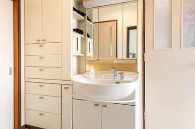 a bathroom with a sink and a mirror at \u30ab\u30e1\u30ea\u30a2\u30d3\u30eb in Tokyo