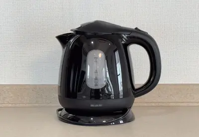 a black tea kettle sitting on a counter at \u30ab\u30e1\u30ea\u30a2\u30d3\u30eb in Tokyo