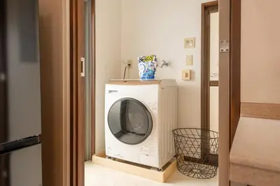 a washing machine and a dryer in a room at \u30ab\u30e1\u30ea\u30a2\u30d3\u30eb in Tokyo