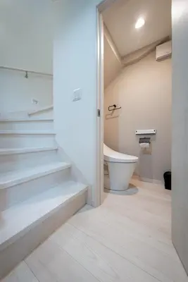 a bathroom with white stairs and a toilet at \u65b0\u5bbf\u539f\u753a\u8cb8\u5207\u4e00\u8ed2\u5bb6 in Tokyo