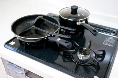 a pan on a stove with a pot on it at Yahiro Villa in Tokyo