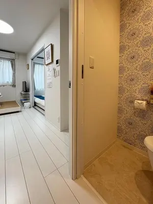 a hallway with a bathroom with a toilet and a sink at \u685c\u306e\u5ddd50 \u6771\u4eac\u6674\u7a7a\u585410\u5206\u949f\u672c\u6240\u543e\u59bb\u6a4b\u99c55\u5206\u949f5\u4eba\u623f\u4e28 Tokyo skytree 10 mins Honjo Azumabashi 5 minutes5 people in Tokyo