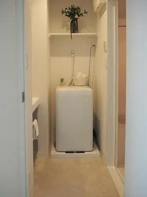 a small bathroom with a toilet in a room at \u685c\u306e\u5ddd50 \u6771\u4eac\u6674\u7a7a\u585410\u5206\u949f\u672c\u6240\u543e\u59bb\u6a4b\u99c55\u5206\u949f5\u4eba\u623f\u4e28 Tokyo skytree 10 mins Honjo Azumabashi 5 minutes5 people in Tokyo