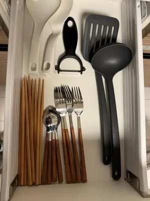 a drawer full of utensils in a kitchen at \u685c\u306e\u5ddd50 \u6771\u4eac\u6674\u7a7a\u585410\u5206\u949f\u672c\u6240\u543e\u59bb\u6a4b\u99c55\u5206\u949f5\u4eba\u623f\u4e28 Tokyo skytree 10 mins Honjo Azumabashi 5 minutes5 people in Tokyo