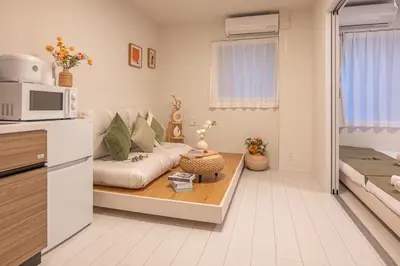a living room with a couch and a microwave at \u685c\u306e\u5ddd50 \u6771\u4eac\u6674\u7a7a\u585410\u5206\u949f\u672c\u6240\u543e\u59bb\u6a4b\u99c55\u5206\u949f5\u4eba\u623f\u4e28 Tokyo skytree 10 mins Honjo Azumabashi 5 minutes5 people in Tokyo