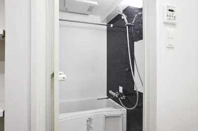 a shower in a bathroom with a glass door at \u30b8\u30a7\u30ce\u30f4\u30a3\u30a2\u68ee\u4e0b\u30b9\u30ab\u30a4\u30ac\u30fc\u30c7\u30f3 in Tokyo