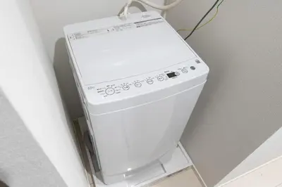 a white washer and dryer in a bathroom at \u30b8\u30a7\u30ce\u30f4\u30a3\u30a2\u68ee\u4e0b\u30b9\u30ab\u30a4\u30ac\u30fc\u30c7\u30f3 in Tokyo