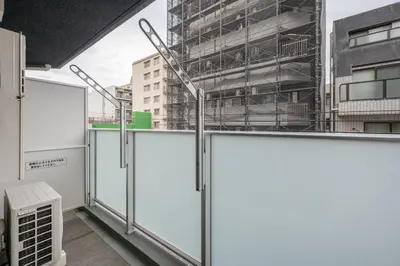 a view from the balcony of a building with scaffolding at \u30b8\u30a7\u30ce\u30f4\u30a3\u30a2\u68ee\u4e0b\u30b9\u30ab\u30a4\u30ac\u30fc\u30c7\u30f3 in Tokyo