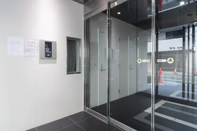 a glass shower in a room with a tiled floor at \u30b8\u30a7\u30ce\u30f4\u30a3\u30a2\u68ee\u4e0b\u30b9\u30ab\u30a4\u30ac\u30fc\u30c7\u30f3 in Tokyo