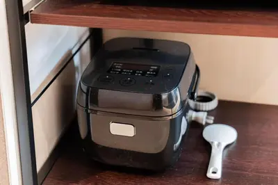 a blender sitting on top of a counter at saiei hotel 402 in Tokyo