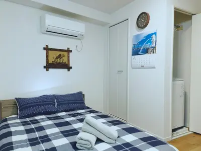 a bedroom with a bed and a clock on the wall at #201WZNET\u6885\u5c4b\u6577\u99c52\u5206\u6a2a\u6d5c\u7fbd\u7530\u7a7a\u6e2f\u90fd\u5fc3\u4fbf\u5229\u5546\u5e97\u88571k\u9759\u304b\u306a\u753a in Tokyo
