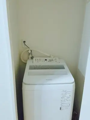 a white washer and dryer in a small bathroom at #201WZNET\u6885\u5c4b\u6577\u99c52\u5206\u6a2a\u6d5c\u7fbd\u7530\u7a7a\u6e2f\u90fd\u5fc3\u4fbf\u5229\u5546\u5e97\u88571k\u9759\u304b\u306a\u753a in Tokyo