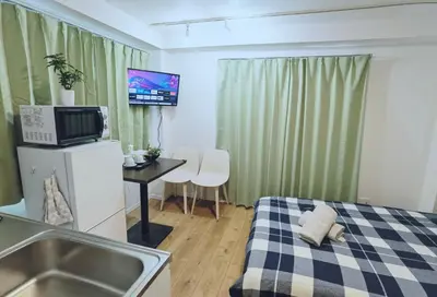 a small room with a bed and a table and a sink at #201WZNET\u6885\u5c4b\u6577\u99c52\u5206\u6a2a\u6d5c\u7fbd\u7530\u7a7a\u6e2f\u90fd\u5fc3\u4fbf\u5229\u5546\u5e97\u88571k\u9759\u304b\u306a\u753a in Tokyo