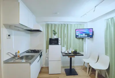 a small kitchen with a sink and a refrigerator at #201WZNET\u6885\u5c4b\u6577\u99c52\u5206\u6a2a\u6d5c\u7fbd\u7530\u7a7a\u6e2f\u90fd\u5fc3\u4fbf\u5229\u5546\u5e97\u88571k\u9759\u304b\u306a\u753a in Tokyo